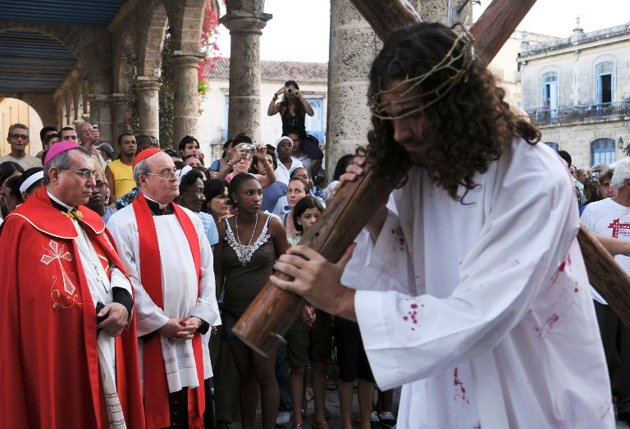 Católicos cubanos representan el Via Crucis de Jesucristo en La Habana el 10 de abril de 2009