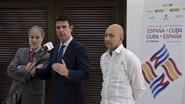 El ministro de Industria, José Manuel Soria, y el secretario de Estado de Comercio, Jaime García-Legaz, en su última visita a La Habana en noviembre - REUTERS