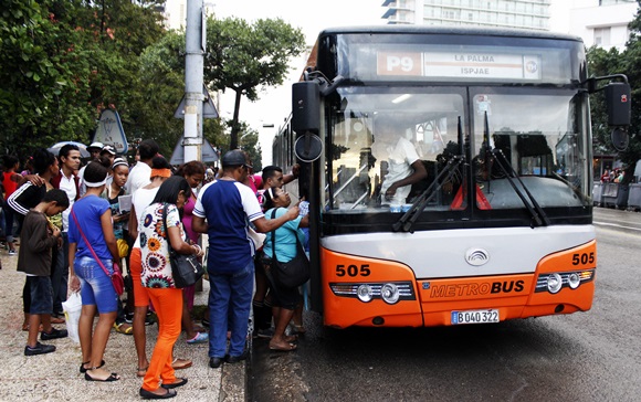 El transporte público de La Habana en julio y agosto es un calvario, reconoce la prensa