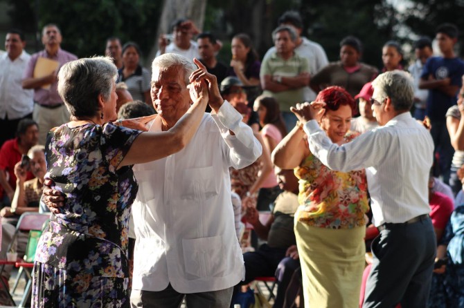 Bailan-bajo-el-Laurel-danzoneros-de-Oaxaca4