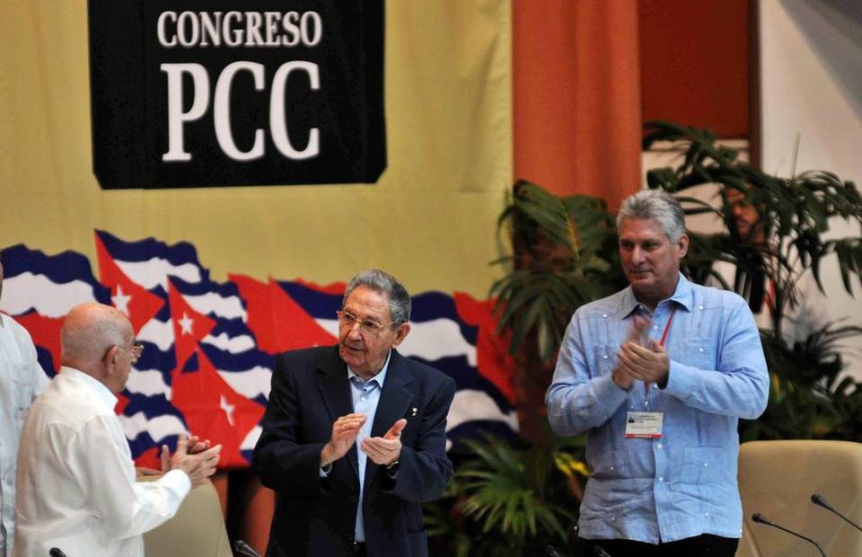  El gobernante Raúl Castro (centro), José Ramón Machado, segundo secretario del Partido Comunista (izq.), y Miguel Díaz-Canel, primer vicepresidente, durante una sesión del Séptimo Congreso del Partido Comunista, el sábado en La Habana.