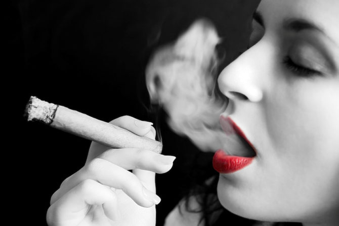 havana-live-woman-smoking-cigar