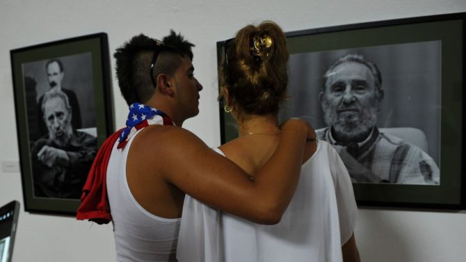 un-couple-visite-a-la-havane-l-exposition-fidel-dediee-au-pere-de-la-revolution-cubaine-le-12-aout-2016-a-la-veille-de-son-90e-anniversaire_5651997