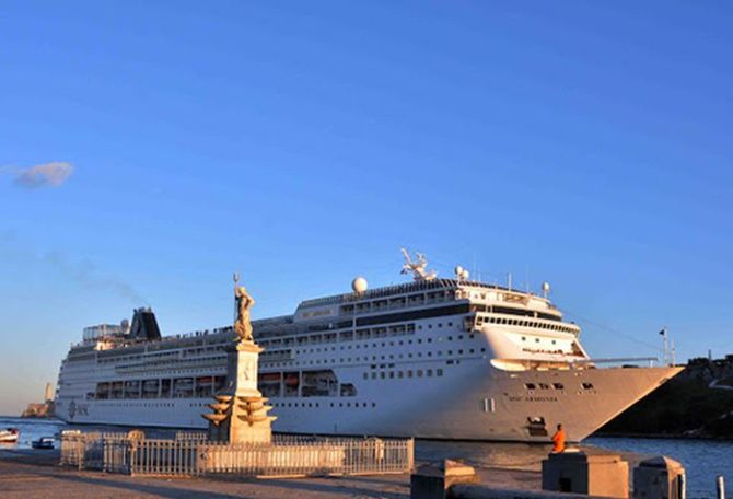 Los cruceros traen muchos turistas pero poco dinero a las calles de La Habana