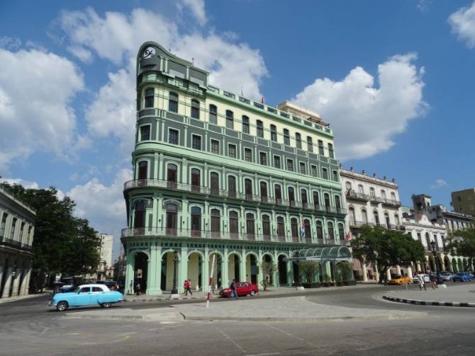 El Rey de Marruecos "cierra" el Hotel Saratoga en La Habana