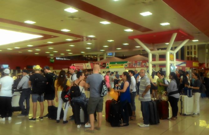 Retrasos y desvíos de vuelos en el aeropuerto de La Habana por el hundimiento de la pista de despegue