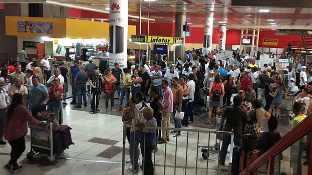 Retrasos y turistas varados en aeropuerto José Martí de La Habana