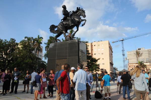 Colocan en La Habana réplica de estatua ecuestre de Martí traída de EE.UU.