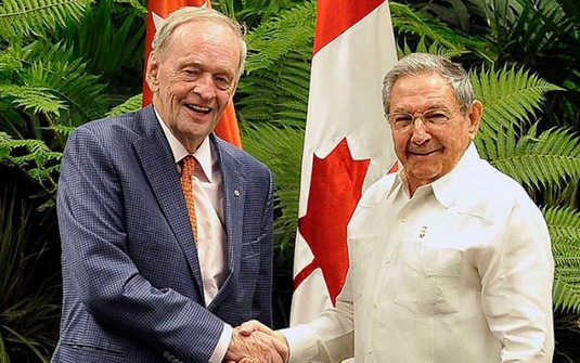 Raúl Castro recibe a ex primer ministro canadiense Jean Chretien