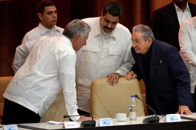 Nicolás Maduro visita a Raúl Castro a horas de la ronda negociadora con la oposición en Santo Domingo