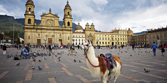 Turoperadores colombianos ofrecen paquetes de viajes para los cubanos que van a la embajada de EEUU en Bogotá