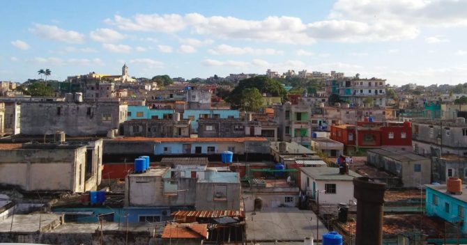 ¿Por qué los techos y azoteas de La Habana son un mar de tanques azules?
