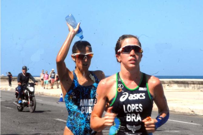 Brasileña Vittoria Lopes feliz por presea en Triatlón de La Habana