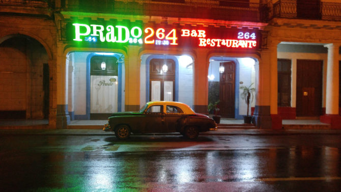 Artista cubano ilumina La Habana restaurando luces de neón