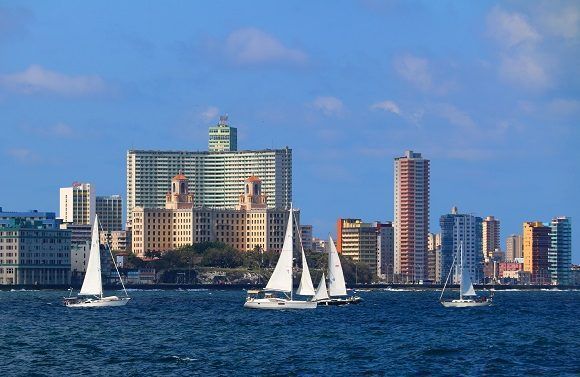 Veleros de Cuba y EE.UU. compiten en vistoso show cerca del Malecón habanero