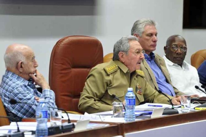 Raúl Castro admite errores y desaceleración de reformas económicas en Cuba