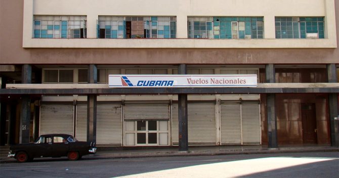 Cubana de Aviación ha suspendido la venta de boletos de los vuelos nacionales hasta nuevo aviso. En las oficinas aparece un cartel que informa a la población la decisión, aunque no explica el por qué.