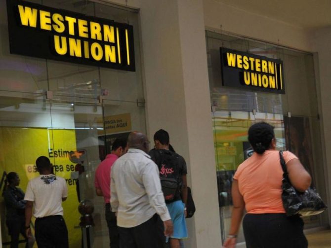 Western Union, vacía de dinero y llena de cubanos preocupados