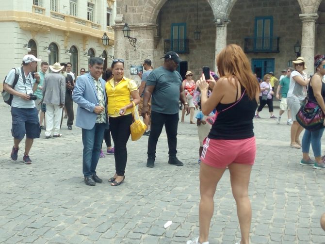 Sorprenden al cantante Álvaro Torres caminando por calles de La Habana