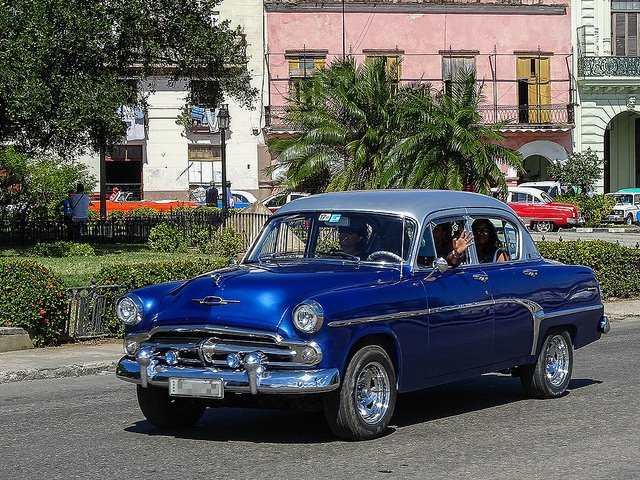 Exponen los mejores autos antiguos y modernos de Cuba