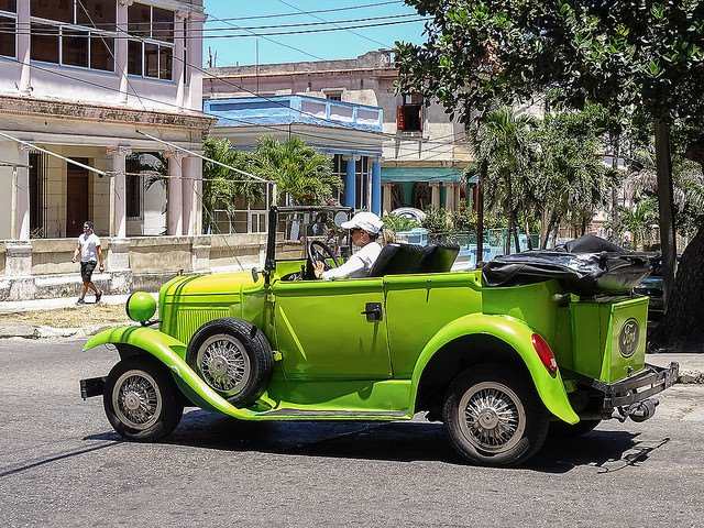 Exponen los mejores autos antiguos y modernos de Cuba