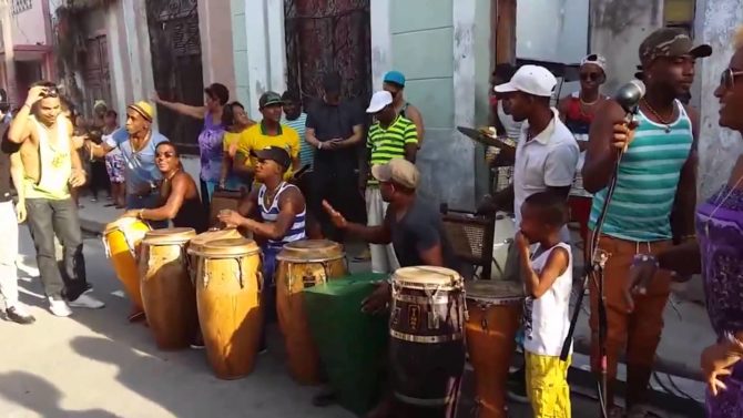 Los Muñequitos de Matanzas de concierto en La Habana