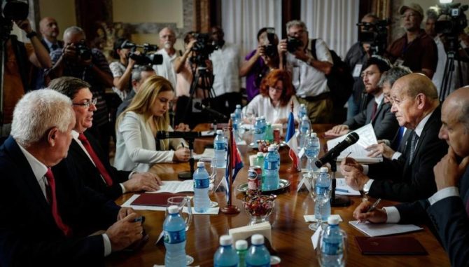 Drian visita a Cuba para "fortalecer" sus vínculos con Francia 
