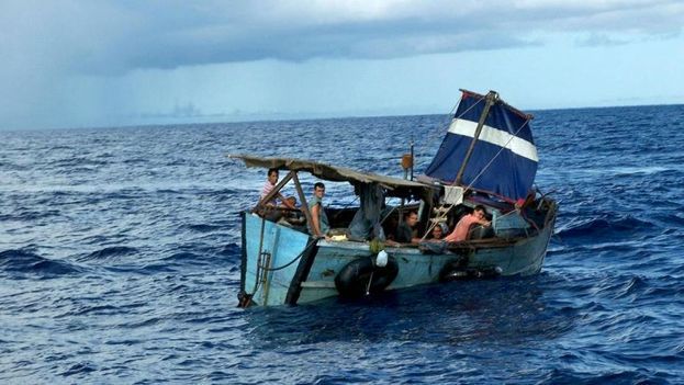 La Guardia Costera de EE UU repatría a 28 cubanos interceptados en el mar