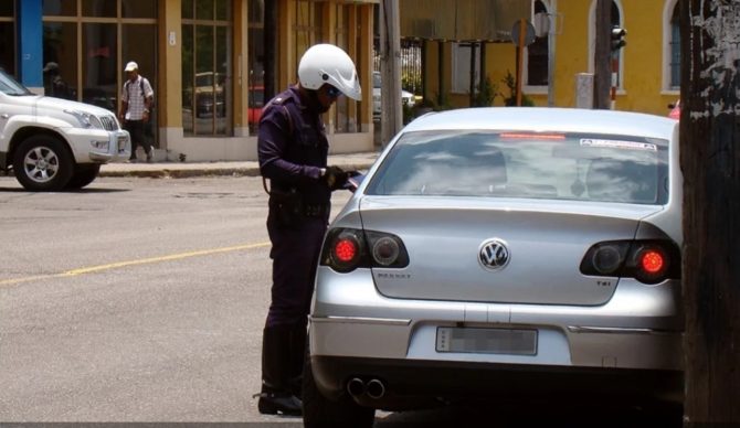 Denuncian decomiso masivo de chapas a vehículos en Cuba