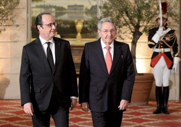 French President Francois Hollande (L) and Cuba's President Raul Castro arrive to attend a State dinner at the Elysee Palace in Paris, France, February 1, 2016.  REUTERS/Stephane De Sakutin/Pool