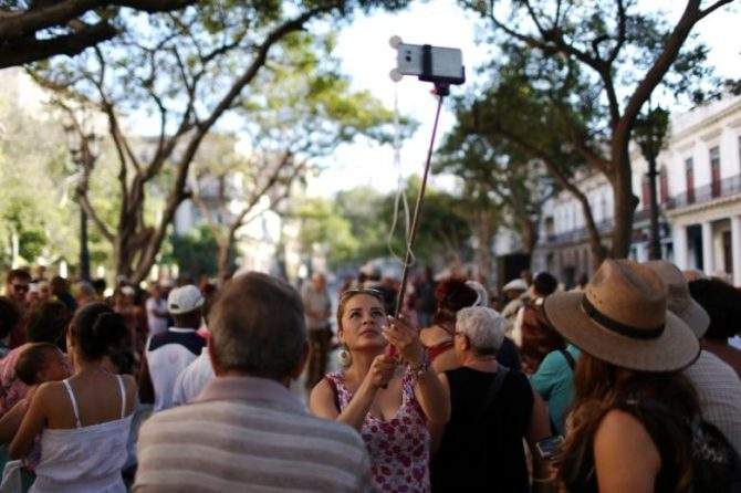 A tourist takes a selfie at Prado Boulevard in downtown Havana, Cuba, October 21, 2016. REUTERS/Alexandre Meneghini