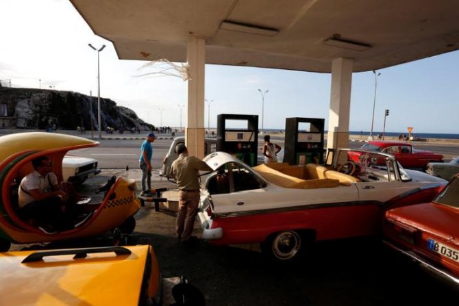 Cuba's gasoline sales is hit by Venezuela shortage 