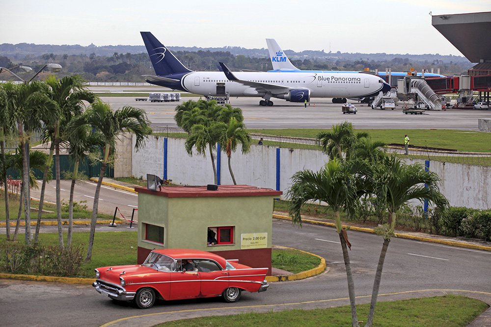 Jose Marti Runway sinks into soft ground,causing thousands of delays and cancellations