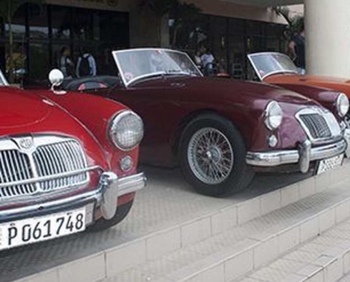 Autos clásicos británicos por La Habana