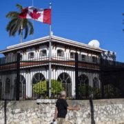 Tras los ataques acústicos contra su personal, la Embajada de Canadá en Cuba paralizó sus servicios
