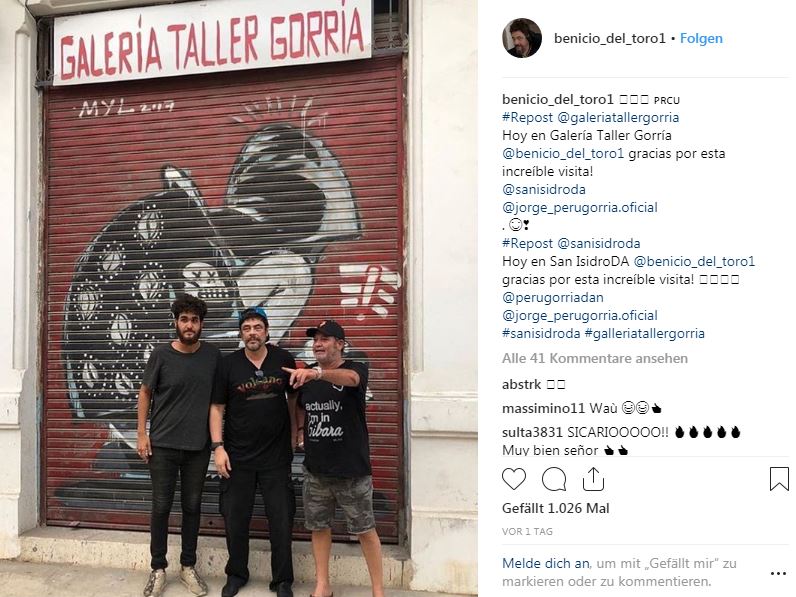 Benicio del Toro visita una galería de arte en La Habana