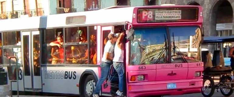 La Habana estrena nuevas paradas de autobuses pero continúan los tumultos