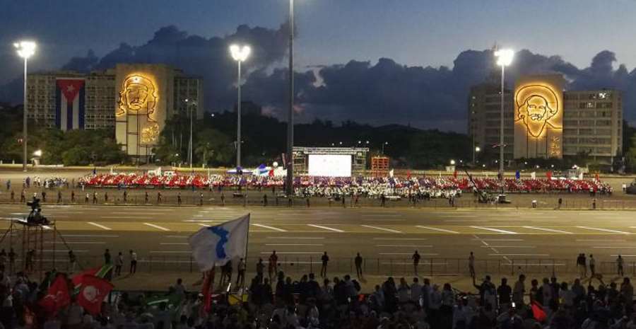 Cuba desfila por el 1º de Mayo bajo el liderazgo de Raúl Castro y Díaz-Canel