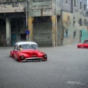 Fuertes lluvias dejan inundaciones en la costas de La Habana y Cienfuegos