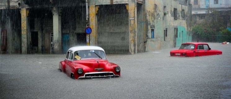 Fuertes lluvias dejan inundaciones en la costas de La Habana y Cienfuegos