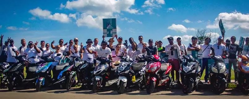 Club Motos Eléctricas Cuba le quita lágrimas al mar
