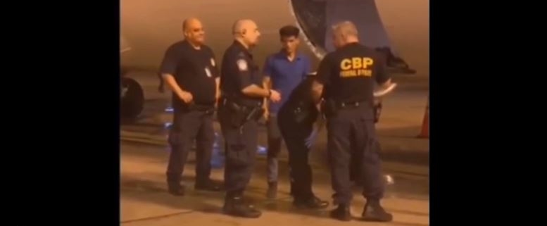 Un hombre vuela en la bodega de carga Boeing 737 de Swift Air entre La Habana y Miami