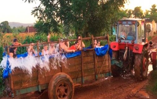 Cubanos convierten un tractor agrícola en un "piscina rodante"