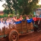 Cubanos convierten un tractor agrícola en un "piscina rodante"