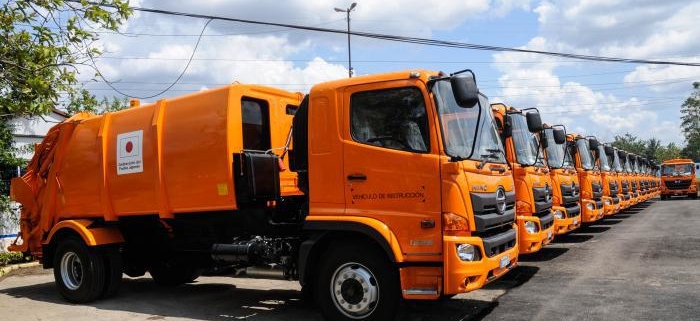 Llegan los últimos 28 camiones colectores de basura del lote donado por Japón