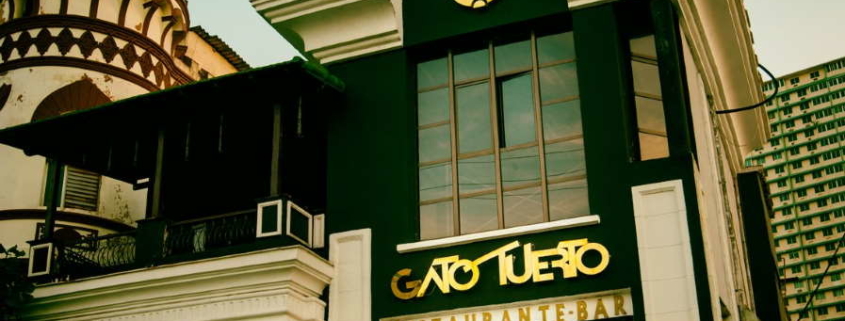 El Gato Tuerto, el bar-restaurante de la calle O, casi enfrente del Hotel Nacional, en el Vedado. Foto: onlinetours.es