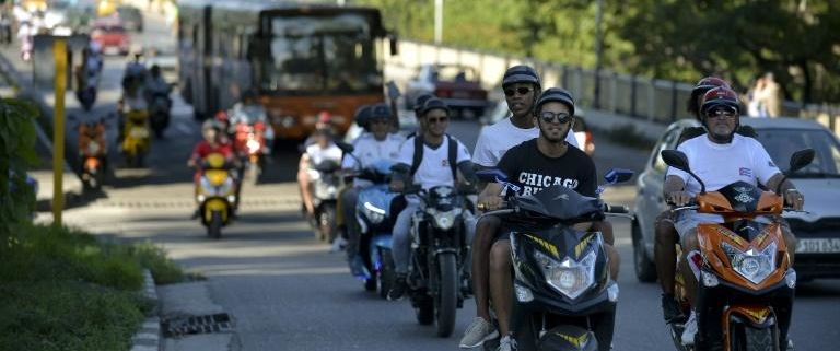 La Havane: la mode des scooters électriques, bienvenue face au manque d'essence