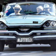 Autos antiguos participan en celebraciones de 500 años de La Habana
