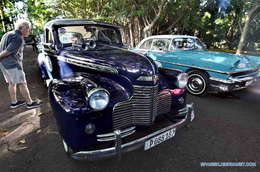 Autos antiguos participan en celebraciones de 500 años de La Habana
