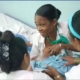 La imagen que conmueve a Cuba: doctora amamantando a una bebé abandonada